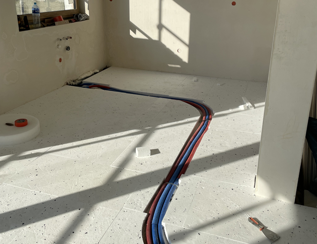 Instalacja wodno-kanalizacyjna ułożona w warstwie styropianu w domu jednorodzinnym w Wejherowie.